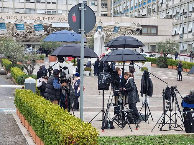 23일 교황이 입원한 제멜리 병원에서 취재중인 외신들 /바티칸=정철환 특파원