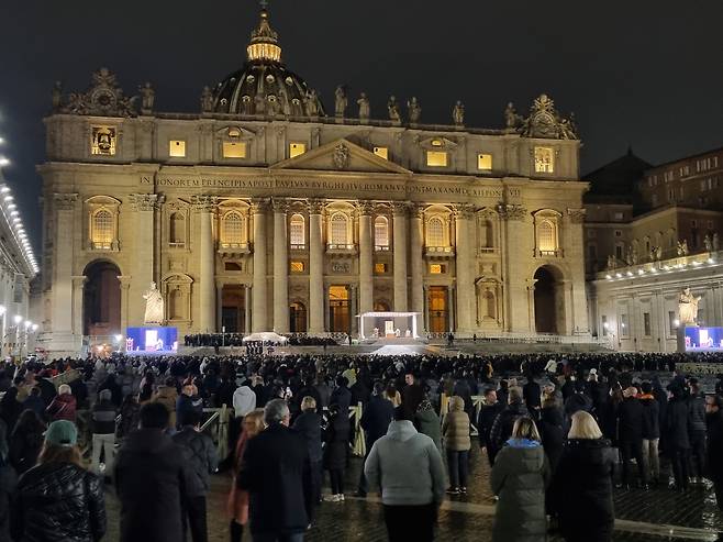 24일 밤 바티칸 성베드로 광장에서 열린 프란치스코 교황 완쾌 기원 묵주 기도회의 모습 /바티칸=정철환 특파원