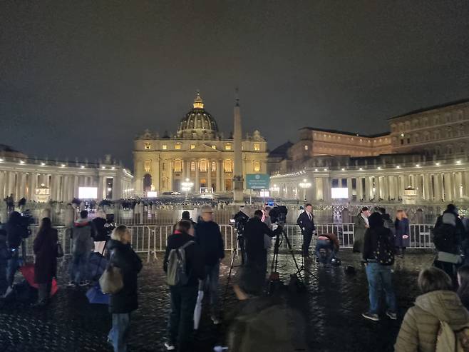 24일 밤 바티칸 성베드로 광장에서 열린 프란치스코 교황 완쾌 기원 묵주 기도회의 모습 /바티칸=정철환 특파원