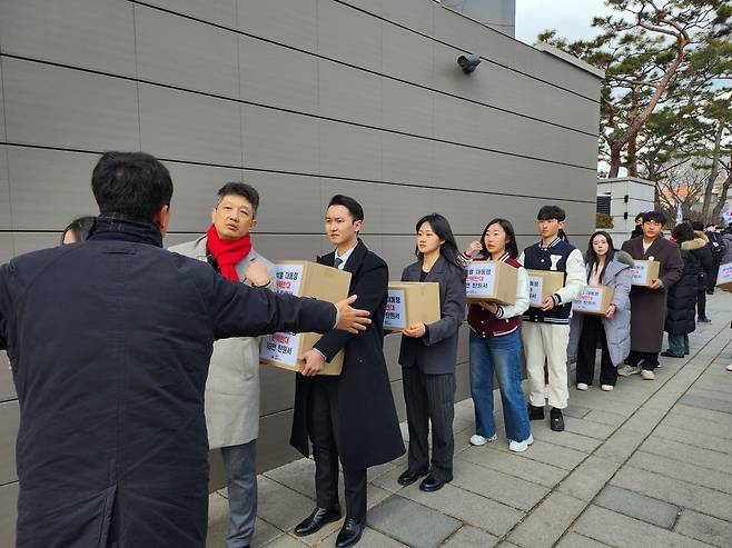 기자회견 종료 직후 탄원서를 제출하기 위해 헌법재판소 민원실로 향하는 대통령 국민변호인단 측. /김관래 기자