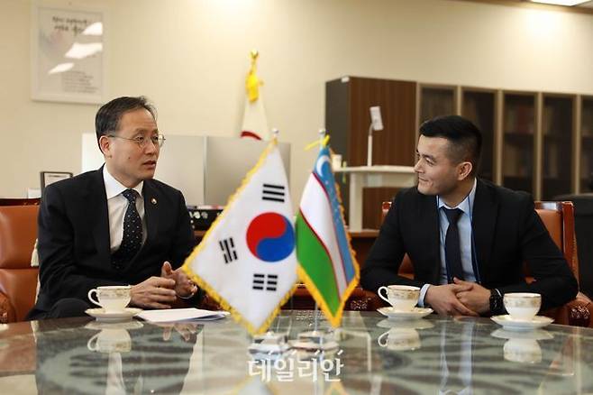 우즈베키스탄 통계청 쉐라리예프 국장(오른쪽)과 면담하고 있는 이형일 통계청장. ⓒ통계청