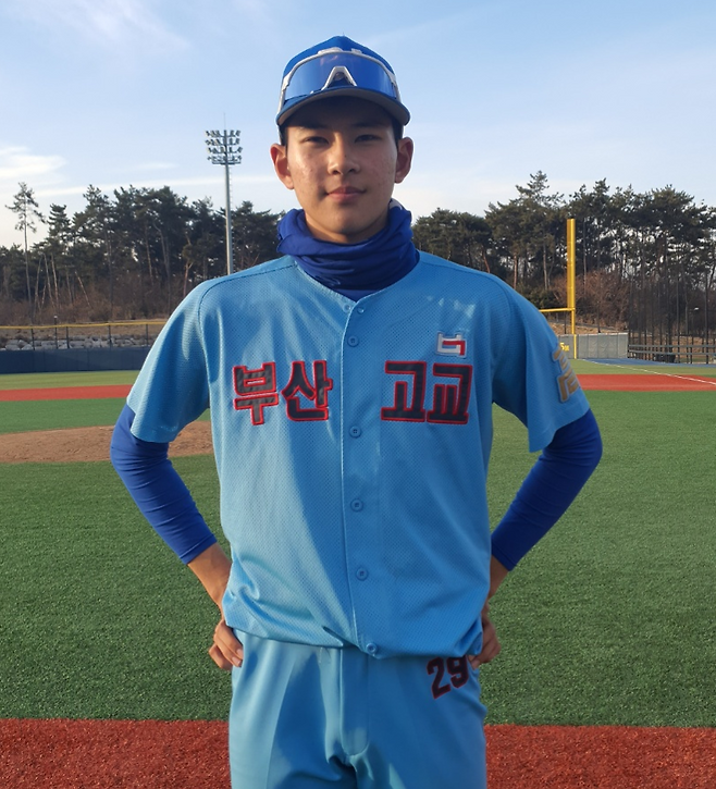 부산고 하현승(2학년)이 25일 '2025 롯데자이언츠·파이낸셜뉴스배 명문고 야구열전' 예선 첫 경기에서 대구상원고를 상대로 대회 첫 홈런을 날리며 경기 수훈선수로 선정됐다. 사진=최승한 기자