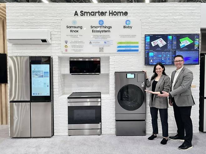 삼성전자 직원이 KBIS 2025에서 차별화된 AI 연결경험을 제공하는 비스포크 가전을 소개하고 있다. 삼성전자 제공