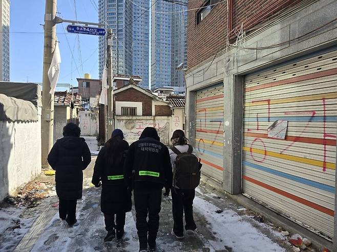 2025년 2월13일 오전 서울 미아리 성매매 집결지 노동자들이 재개발로 공가가 늘어난 신월곡1구역 골목길 사이를 돌아다니며 다급하게 김수진 이주대책위원장의 잃어버린 반려견 이름을 외치고 있다. 손고운 기자