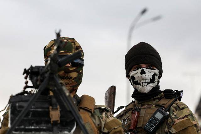 시리아의 알 아사드 정권을 무너뜨린 반군 HTS 소속 병사들이 지난해 말 열병식을 진행하고 있다. 다마스쿠스=로이터 연합뉴스