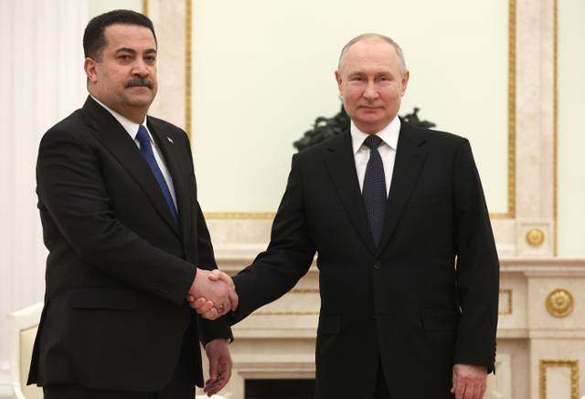 반미·친이란 성향의 모하메드 알수다니(왼쪽) 이라크 총리가 지난 2023년 러시아 모스크바 크렘린궁에서 블라디미르 푸틴 러시아 대통령과 악수하고 있다. 모스크바=타스 연합뉴스