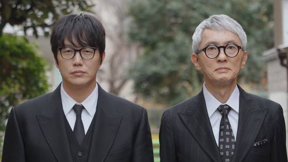 한·일 맛집을 탐방하는 예능 ‘미친맛집’의 성시경(왼쪽)과 마쓰시게 유타카. [사진 넷플릭스]