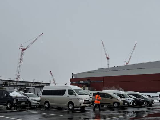 오는 4월 파일럿 라인 가동을 위해 장비 반입이 이뤄지고 있는 일본 홋카이도 라피더스 반도체 공장. 김현예 특파원