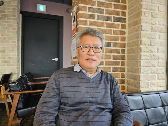 신수정 충북대 목재종이학과 교수가 지난 19일 충북대 인근 카페에서 중앙일보와 인터뷰하고 있는 모습.