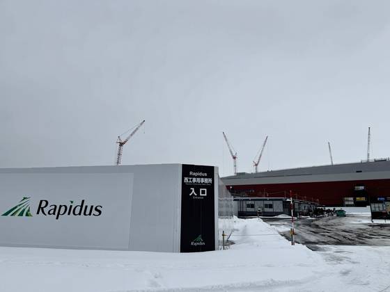 라피더스 지토세 공장. 최대 4000명의 건설 인력이 투입된 이 곳에서는 최첨단 반도체인 2나노 시범 생산을 위한 장비 반입이 이뤄지고 있다. 김현예 특파원