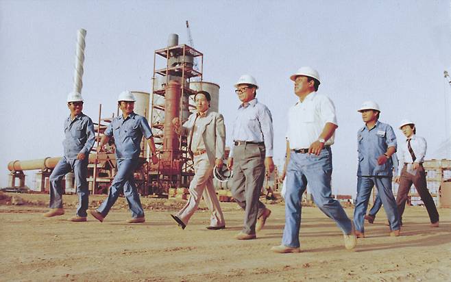 정인영 창업주는 일감 확보를 위해 수차례 사우디아라비아를 방문했다. 그 결과 1977년 7월 10일 미국의 풀러사와 공동으로 사우디아라비아 지잔(Jizan) 시멘트공장 및 주택 건설공사를 수주할 수 있었다. 1977년 7월 현대양행의 사우디아라비아 지잔 시멘트공장 건설현장 시찰에 나선 정인영. [사진 HL홀딩스]창업주.