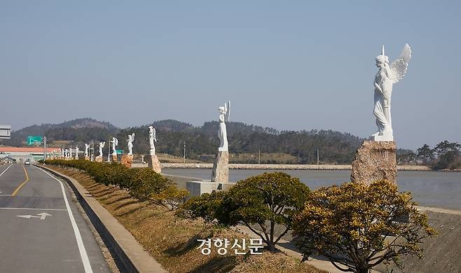 전남 신안군 하의도 설치된 천사 조각상. ‘세계적인 조각가’가 설치했다는 이 조각상을 납품한 사람은  사기꾼으로 드러났다. 신안군 제공.