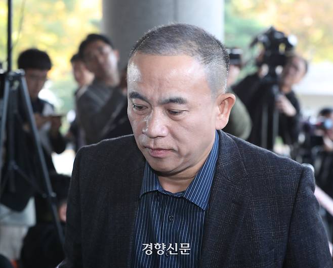 ‘김건희 여사 공천 개입 의혹’의 핵심 인물인 명태균씨가 지난해 11월 8일 창원지방검찰청에 정치자금법 위반 혐의로 조사를 받기 위해 출석하고 있다. 한수빈 기자