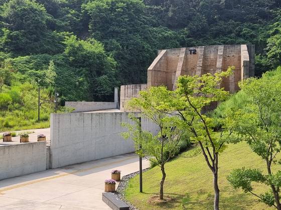 Oil Tank Culture Park Trail in Mapo District, western Seoul, offers a light walk that lasts up to about an hour. [JOONGANG ILBO]