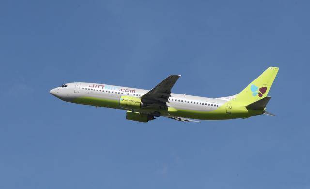 &nbsp;이륙 중인 진에어 여객기 모습. 에어부산 `