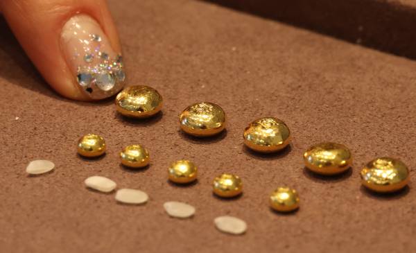 24일 서울 종로구 귀금속 거리에서 한 금은방 관계자가 ‘콩알금’에 대해 설명하고 있다. 경기 불황 속 안전자산에 대한 수요가 커지면서 금값이 치솟고 있다. 연합뉴스