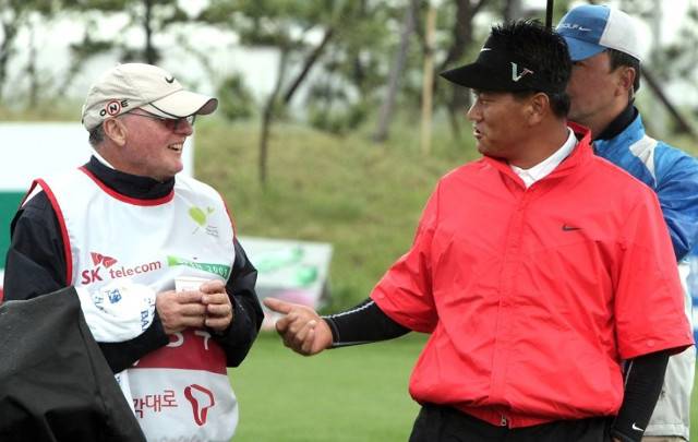 최경주(오른쪽) 장로가 8년여간 함께한 ‘필드 위 동반자’ 캐디 앤디 프로저. 연합뉴스
