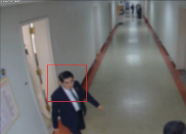 김용현 전 국방부 장관이 비상계엄 선포 하루 전인 지난해 12월 2일 오후 2시31분쯤 국방부 국회협력단 사무실을 나서는 모습. 윤건영 의원실 제공