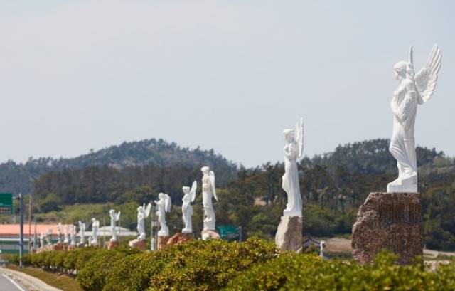 하의도에 설치된 천사상 조각상. 신안군 제공
