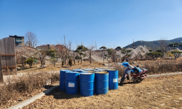 광주시가 퇴촌면 광동리 507번지 일원에 수십억원의 예산을 들여 조성한 자연생태시설 주차장이 관리 부재로 위험물질로 보이는 드럼통들이 방치되고 있다. 한상훈기자