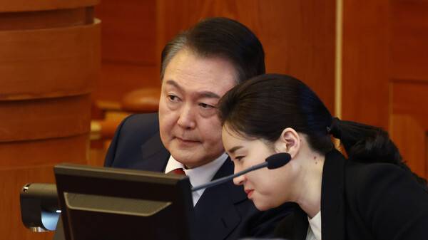 ▲윤석열 대통령이 지난 13일 서울 종로구 헌법재판소 대심판정에서 열린 '윤석열 대통령 탄핵심판 8차 변론'에 출석해 변호인과 대화하고 있다. ⓒ연합뉴스