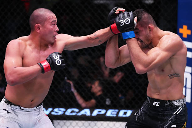 박준용(왼쪽)이 2023년 12월 APEX 무관중 경기에서 UFC 미들급 10위 출신 안드레 무니스를 공격하고 있다. 사진=TKO