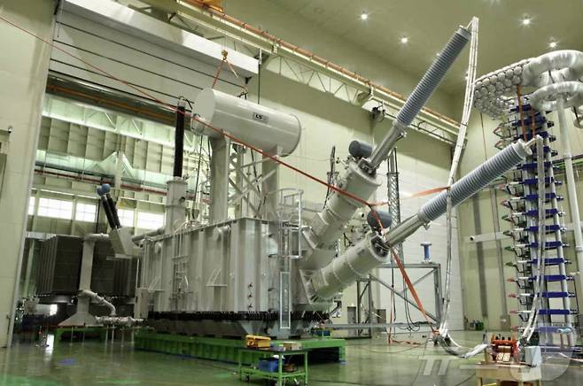 LS일렉트릭의 HVDC CTR 초고압 시험 모습 /사진=뉴스1