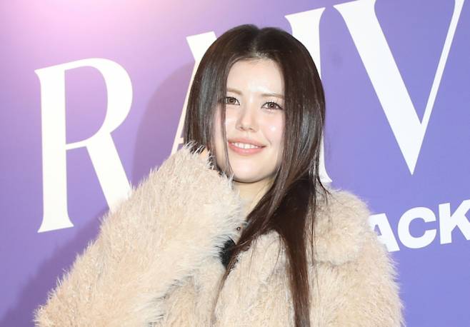 그룹 뉴진스 멤버 다니엘의 친언니로 알려진 가수 올리비아 마쉬 측이 '백시트' 표절 논란을 공식 인정, 사과했다.사진은 지난해 11월 서울 용산구 한남동에서 열린 패션 브랜드 ‘레이브’ 팝업스토어 오픈 기념행사에 참석한 뉴진스 다니엘의 친언니인 가수 올리비아 마쉬. /사진=뉴스1