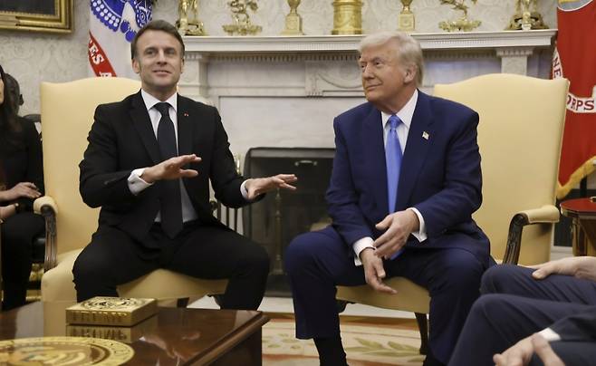 도널드 트럼프(오른쪽) 미국 대통령과 에마뉘엘 마크롱 프랑스대통령 (AP]