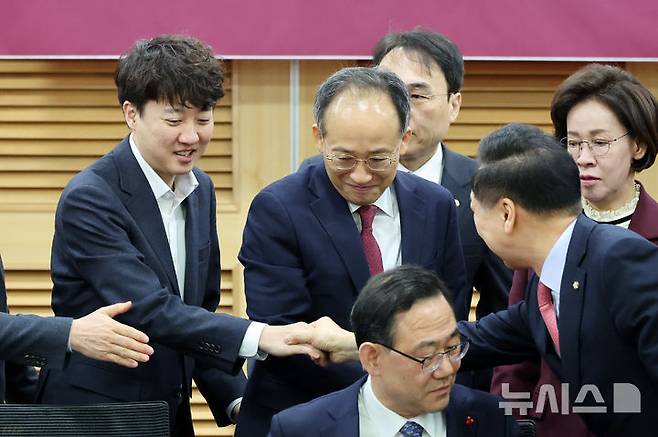 [서울=뉴시스] 조성우 기자 = 이준석(왼쪽) 개혁신당 의원이 25일 오전 서울 여의도 국회 의원회관에서 열린 대한민국 미래혁신포럼 '한일수교 60주년의 과제와 비전' 제4차 세미나에 참석해 기념촬영에 나서며 김기현 국민의힘 의원과 악수하고  있다. 2025.02.25. xconfind@newsis.com