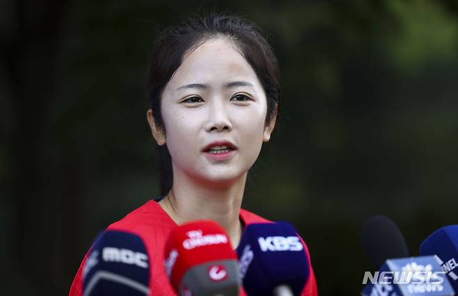 [파주=뉴시스] 정병혁 기자 = 2022 항저우 아시안게임 여자축구대표팀 이민아가 지난 2023년9월5일 경기 파주시 축구국가대표트레이닝센터(NFC)에서 취재진 질문에 답하고 있다. 2023.09.05. jhope@newsis.com