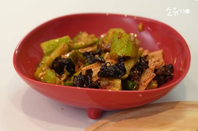 가수 소유가 만든 오이탕탕이. 유튜브 채널 ‘소유기’ 영상 캡처