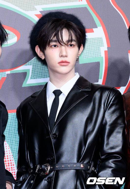 [OSEN=이대선 기자] 25일 오후 인천 중구 인스파이어 리조트 그랜드 볼룸에서 2024 SBS 가요대전 레드카펫 행사가 열렸다.이번 ‘가요대전’에는 8년 만에 돌아온 지드래곤을 비롯해 키(KEY), 2NE1, NCT 127, NCT DREAM, Stray Kids (스트레이 키즈), (여자)아이들, ATEEZ(에이티즈), WayV, ITZY, 투모로우바이투게더, 이영지, CRAVITY, TREASURE(트레저), aespa, ENHYPEN(엔하이픈), IVE, NMIXX, LE SSERAFIM, 뉴진스(NewJeans), BOYNEXTDOOR, ZEROBASEONE, 라이즈(RIIZE), TWS 투어스), NCT WISH, 아일릿(ILLIT), BABYMONSTER, NEXZ, izna(이즈나)까지 총 29팀이 출연한다.그룹 제로베이스원 장하오가 레드카펫을 밟고 있다. 2024.12.25 /sunday@osen.co.kr