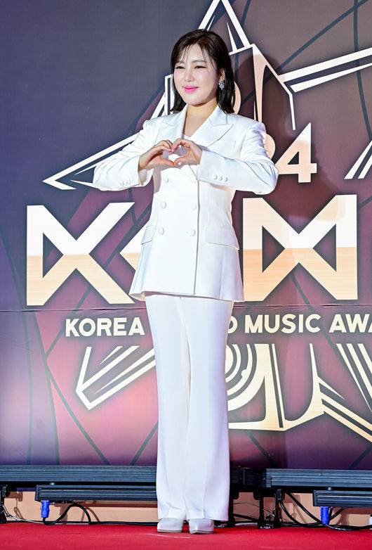 [OSEN=지형준 기자] 17일 오후 인천 중구 운서동 인스파이어 아레나에서 '제1회 코리아 그랜드 뮤직 어워즈(2024 KGMA)'가 열렸다.'2024 KGMA'는 새로운 K팝 축제를 표방하는 시상식으로 배우 남지현과 뉴진스 하니, 에스파 윈터가 MC로 호흡을 맞춘다.가수 송가인이 포즈를 취하고 있다. 2024.11.17 / jpnews@osen.co.kr