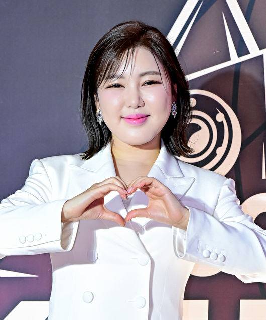 [OSEN=지형준 기자] 17일 오후 인천 중구 운서동 인스파이어 아레나에서 '제1회 코리아 그랜드 뮤직 어워즈(2024 KGMA)'가 열렸다.'2024 KGMA'는 새로운 K팝 축제를 표방하는 시상식으로 배우 남지현과 뉴진스 하니, 에스파 윈터가 MC로 호흡을 맞춘다.가수 송가인이 포즈를 취하고 있다. 2024.11.17 / jpnews@osen.co.kr