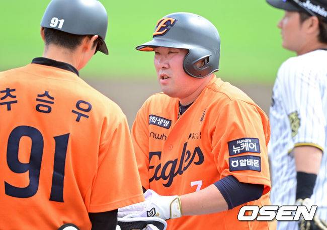 [OSEN=오키나와(일본), 조은정 기자]&nbsp;한화 안치홍이 안타를 치고 1루에 나가 장비를 풀고 있다. 2025.02.21 /cej@osen.co.kr