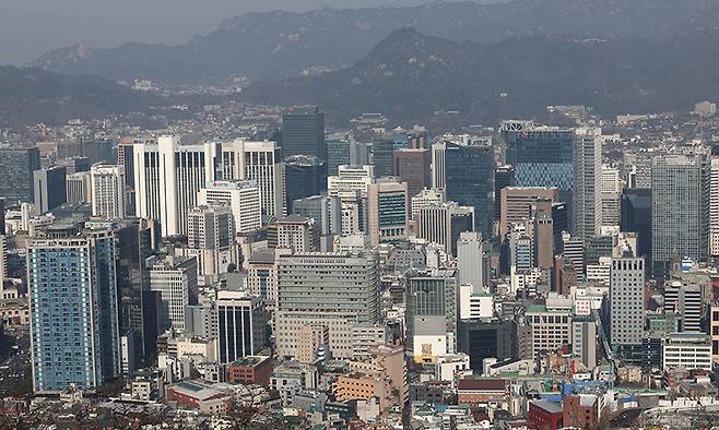 서울 남산에서 바라본 다수의 기업들이 입주해 있는 서울 시내 모습. 연합뉴스