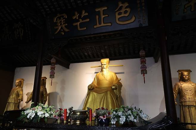 포청천을 기리는 사당인 포공사.