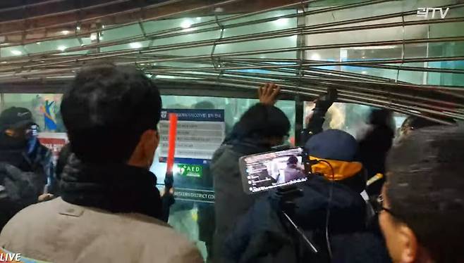 윤석열 구속영장이 발부된 1월19일 새벽, 지지자들이 서울서부지법 청사에 난입해 폭동을 일으켰다.ⓒ락TV 화면 갈무리