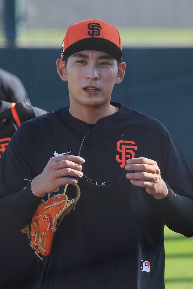▲ 미국프로야구 메이저리그(MLB) 두 번째 시즌을 준비하는 샌프란시스코 자이언츠 외야수 이정후가 18일(현지시간) 자이언츠 스프링캠프가 열리고 있는 미국 애리조나주 스코츠데일 스타디움에서 훈련을 위해 이동하고 있다. ⓒ연합뉴스
