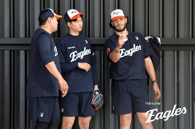 ▲ 엄상백은 팀 적응은 다 끝났다고 자신하면서 좋은 성적으로 팬들의 성원에 보답하겠다고 다짐했다 ⓒ한화이글스