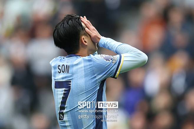 ▲ 이미 여러 차례 맨체스터 유나이티드와 연결됐던 손흥민은 지난 1월 토트넘이 계약 연장 옵션을 발동하면서 2026년까지 계약 기간이 연장된 상태였다. 이에 따라 토트넘 잔류 가능성이 높아졌으나 맨체스터 유나이티드가 손흥민 영입을 위해 거액의 이적료를 제시할 계획이라는 소식이 전해지며 상황이 다시 변화하고 있다.&nbsp;