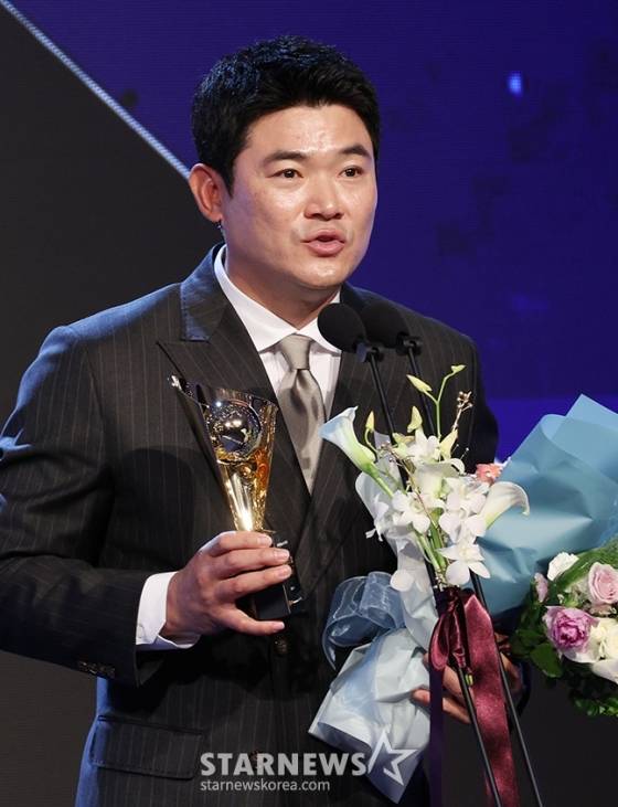 2024 신한은행 SOL뱅크 KBO 시상식이 지난해 11월 26일 서울 송파구 롯데호텔 월드 크리스탈 볼룸에서 열렸다. 노경은이 홀드상 수상 후 소감을 밝히고 있다. /사진=김진경 대기자