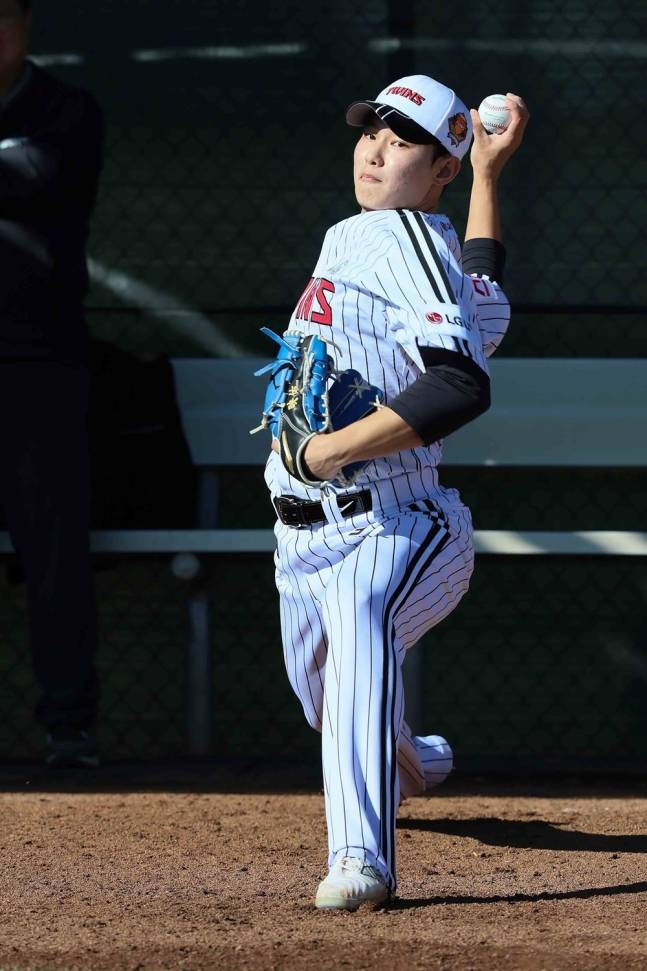 LG 투수 김영우는 스프링캠프에서 크게 성장하며 투수 부문 수훈 선수로 선정됐다. 마무리 투수 장현식이 부상으로 이탈한 현재, 그 자리를 채울 유력 후보로 많은 기대를 받고 있다. LG 트윈스