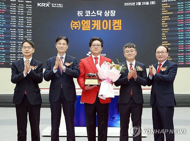 (주)엘케이켐 코스닥시장 상장기념식 (서울=연합뉴스) 25일 서울 영등포구 한국거래소에서 열린 (주)엘케이켐 코스닥시장 상장기념식에서 관계자들이 상장기념패 전달 후 기념 촬영하고 있다. 
    왼쪽부터 김대영 한국IR협의회 부회장, 민경욱 한국거래소 코스닥시장본부장, 이창엽 (주)엘케이켐 대표이사, 정성진 신영증권 상무, 강왕락 코스닥협회 부회장. 2025.2.25 [한국거래소 제공. 재판매 및 DB 금지] photo@yna.co.kr