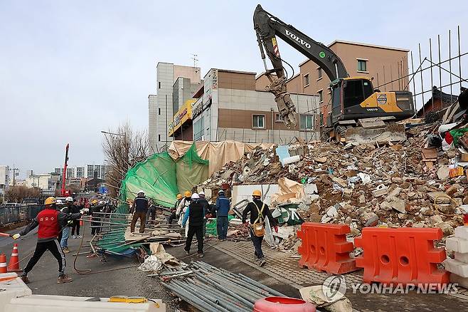 철거 가림막 붕괴 현장 (광주=연합뉴스) 조남수 기자 = 25일 오후 광주 동구 지산동 철거 건물 가림막 붕괴로 부상자 한 명이 발생한 현장에서 작업자들이 사고 수습을 하고 있다. 2025.2.25 iso64@yna.co.kr