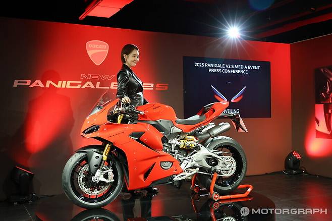 두카티 뉴 파니갈레 V2 S와 오정연 전 아나운서