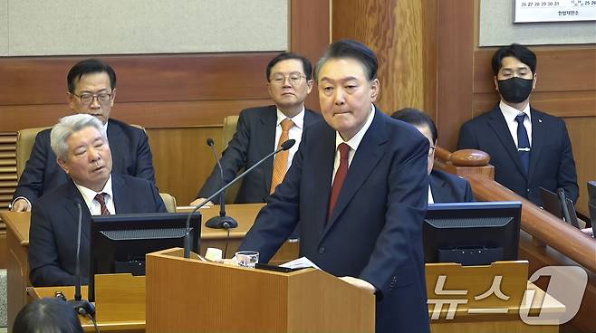 윤석열 대통령이 25일 오후 서울 종로구 헌법재판소에서 열린 대통령 탄핵심판 최종(11차) 변론기일에 출석해 최종의견을 진술하고 있다. (헌법재판소 제공. 재판매 및 DB 금지) 2025.2.25/뉴스1 ⓒ News1 민경석 기자