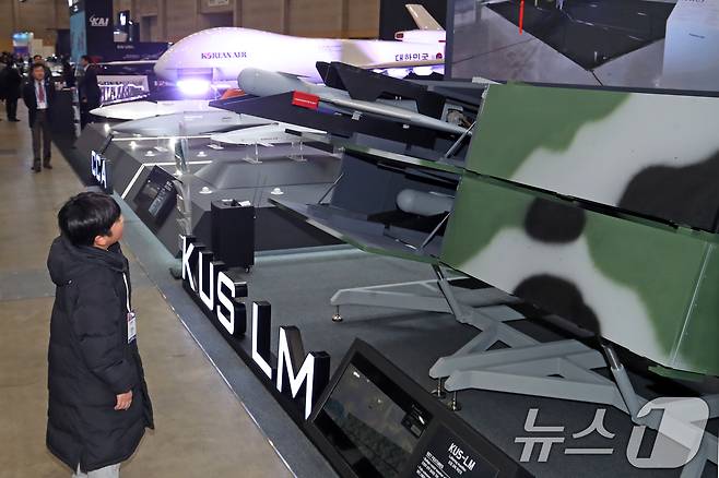 26일 부산 해운대구 벡스코 제1전시장에서 열린 'DSK 2025(드론쇼코리아)'에서 어린이 관람객이 대한항공 부스에 전시된 소형 자폭 무인기 'KUS-LM'가 신기한 듯 살펴보고 있다.  2025.2.26/뉴스1 ⓒ News1 윤일지 기자