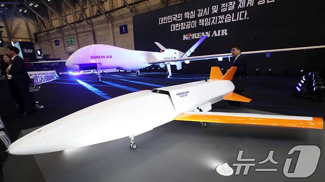 26일 부산 해운대구 벡스코 제1전시장에서 열린 'DSK 2025(드론쇼코리아)'에서 관람객들이 대한항공 부스에 전시된 소모성 무인 협동 전투기 'KUS-RP'와 중고도무인기를 살펴보고 있다.  2025.2.26/뉴스1 ⓒ News1 윤일지 기자